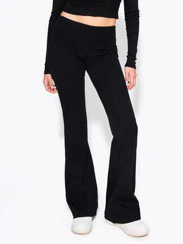 Flared Pantaloni di Bershka in nero: frontale