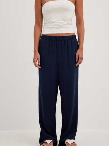 Wide Leg Pantalon NA-KD en bleu : devant