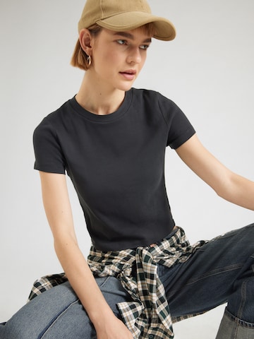 LEVI'S ® Póló 'Essential' - fekete: elől