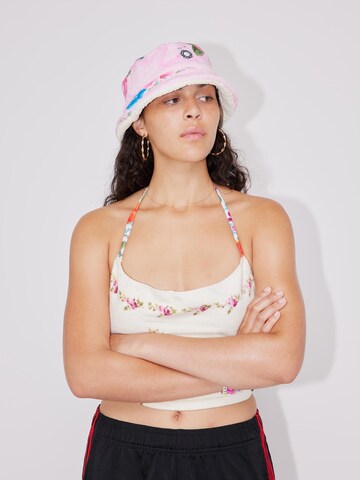 ABOUT YOU REBIRTH STUDIOS Hat 'Easy Breezy' in Pink: front