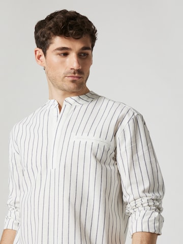 Regular fit Camicia 'Thies' di ABOUT YOU x Kevin Trapp in bianco