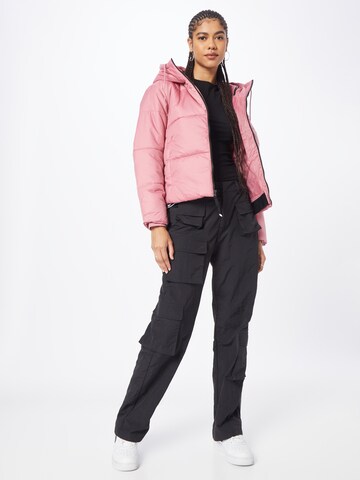 Nike Sportswear - Chaqueta de entretiempo en rosa