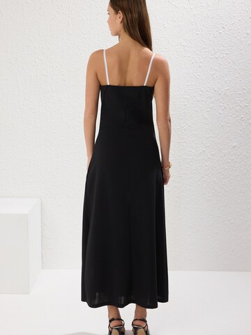 Trendyol Společenské šaty – černá