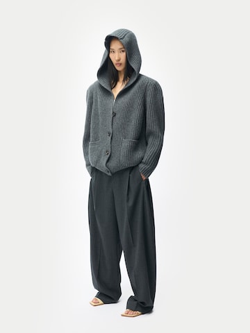 GOBI Cashmere Strickjacke 'Wide-Shoulder Hooded Cashmere Cardigan'‌‌‌ in Grau