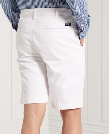 Superdry Regular Shorts in Weiß