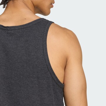 ADIDAS ORIGINALS T-shirt 'Essentials' i svart