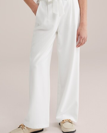WE Fashion Regular Trousers in White: front
