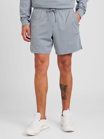 regular Pantaloni sportivi 'PRIMARY' di NIKE in grigio: frontale