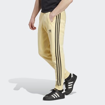 Slimfit Pantaloni 'Adicolor Classics' di ADIDAS ORIGINALS in giallo