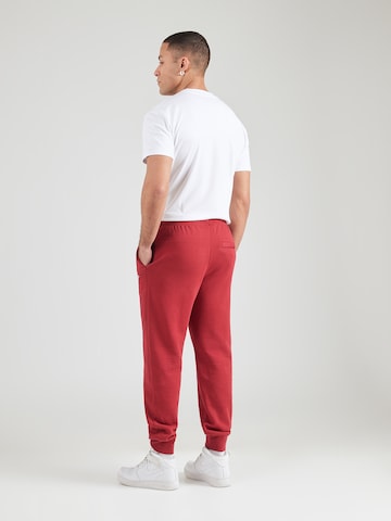 Tapered Pantaloni 'CLUB' di Nike Sportswear in rosso
