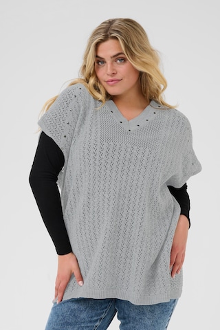 KAFFE CURVE Cape 'Rosa' in Grau: Vorderseite