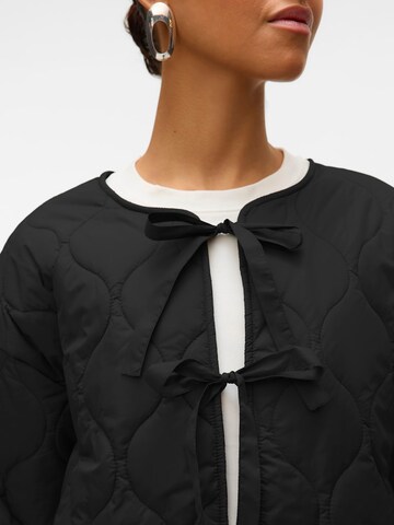 VERO MODA Демисезонная куртка в Черный