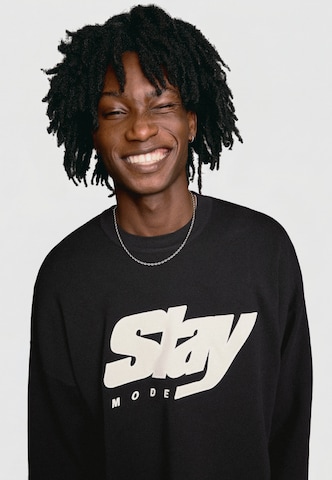 Pulover de la Bershka pe negru