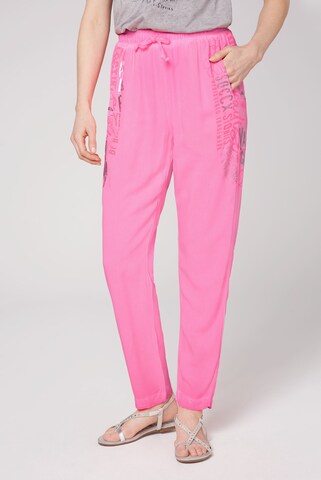 Soccx Loosefit Hose mit Elastikbund und Folien-Prints in Pink: Vorderseite