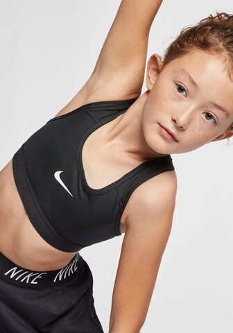 Lenjerie sport de la NIKE pe negru