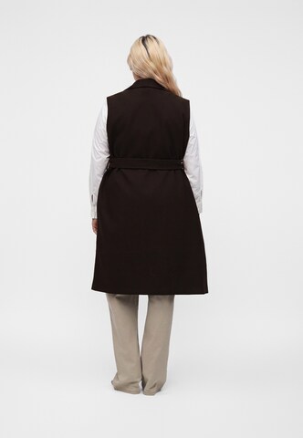 Gilet 'VMCFORTUNEAYA' di Vero Moda Curve in marrone
