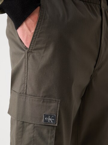 Calvin Klein Jeans Ozke Kargo hlače | siva barva