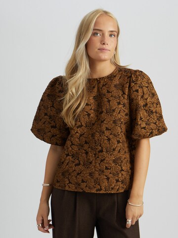 Peppercorn Bluse 'Sigga' i brun: forside