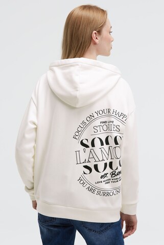 Soccx Kapuzensweatjacke mit Glossy-Rücken-Artwork in Weiß