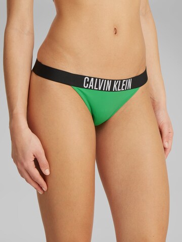 Slip costum de baie 'Intense Power' de la Calvin Klein Swimwear pe verde
