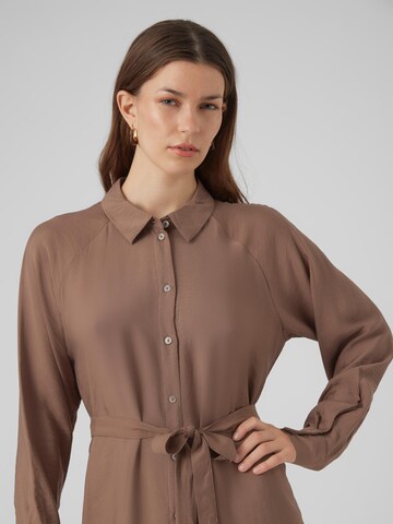 Robe-chemise 'DEBBY' VERO MODA en marron