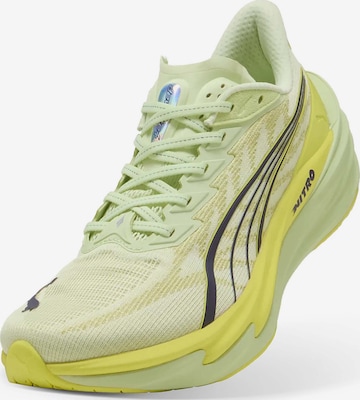 Chaussure de course PUMA en vert : devant