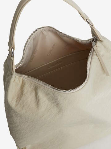 Calvin Klein Schultertasche in Beige