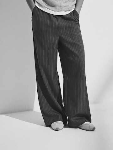 The Set Regular Hose in Grau: Vorderseite