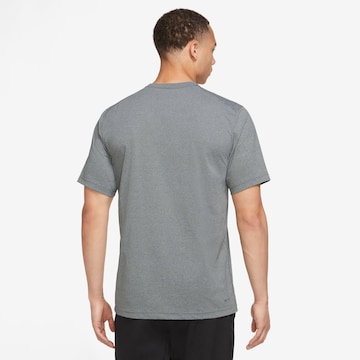 T-Shirt fonctionnel 'Hyverse' NIKE en gris