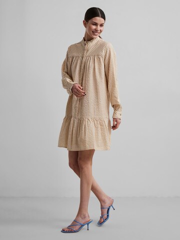 Y.A.S - Vestidos camiseiros 'Fawn' em bege