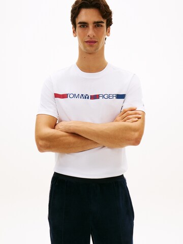 TOMMY HILFIGER T-Shirt 'BRAND LOVE' in Weiß: Vorderseite