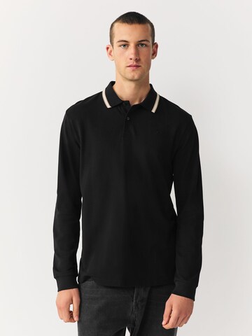 Next T-shirt i svart: framsida