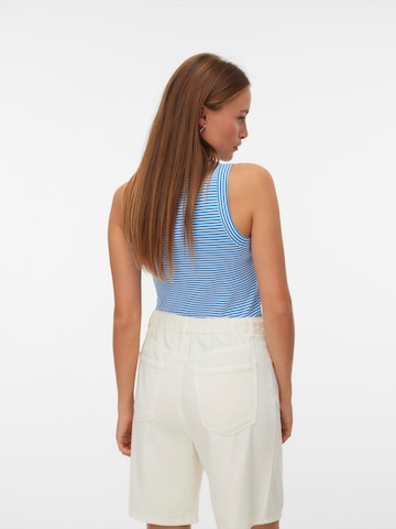 Top de la VERO MODA pe alb