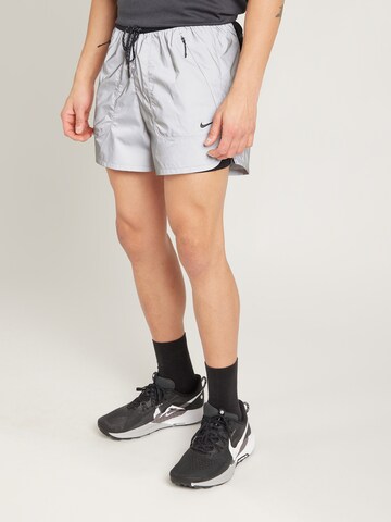 regular Pantaloni sportivi 'Running Division' di NIKE in argento: frontale