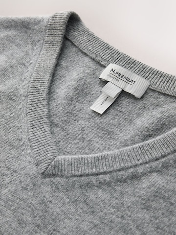 Next Pullover in Grau