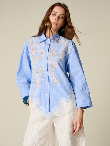 Camicia da donna di oltre in blu: frontale