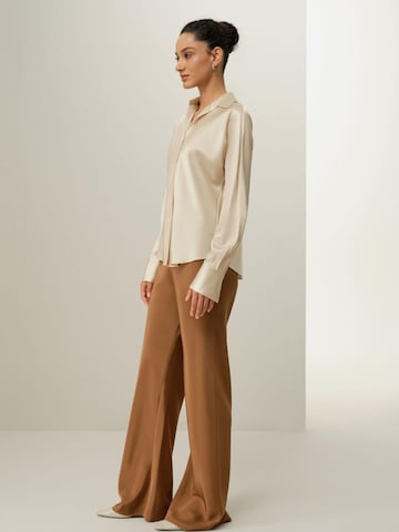 Lilysilk Blouse 'LILYSILK Seidenhemd im Schrägschnitt' in Geel