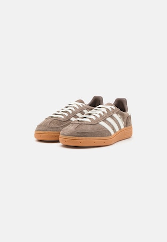 ADIDAS ORIGINALS Rövid szárú sportcipők 'Handball Spezial' - barna