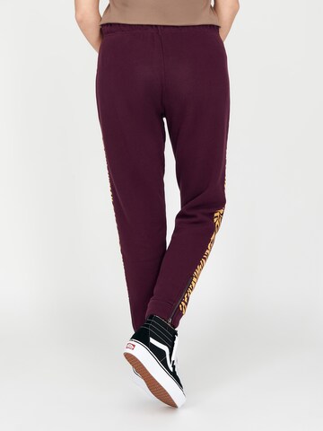 Magdeburg Los Angeles Loosefit SWEATPANTS "DARK PLUM"' in Lila: zadná strana