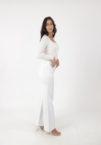 Elara Flared Jeans in White
