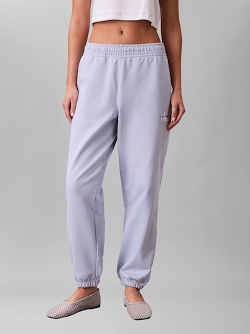 Calvin Klein Jeans Конический (Tapered) Штаны в Лиловый: спереди