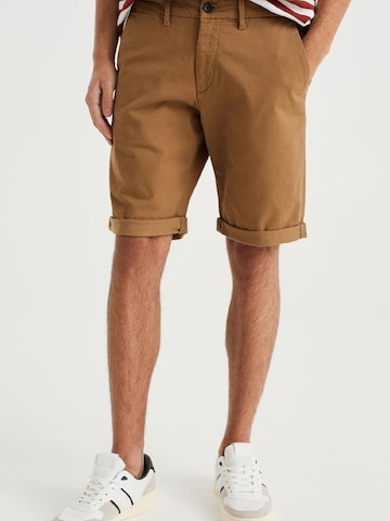 WE Fashion Slim fit Chino trousers in Brown: front