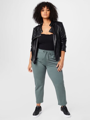 Vero Moda Curve Regular Veckad byxa 'Eva' i grön