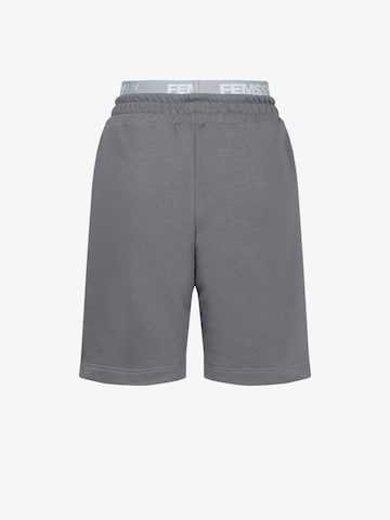 FEMSSY - Loosefit Pantalón 'CREASE SWEATHORTS GREY' en gris