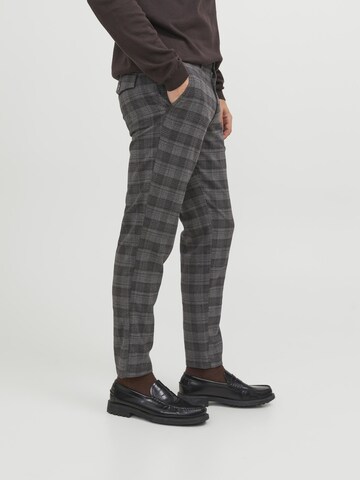JACK & JONESregular Chino hlače 'JPSTOllie JJLouis' - siva boja