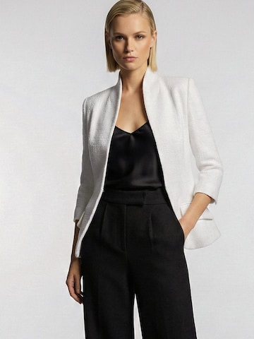 AVENUE N°29 - Blazer 'Structured Boucle Blazer' en blanco: frente