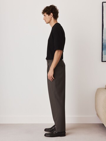Regular Pantalon à plis Next en marron