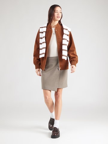 Top de la ROUGE EDIT pe bej