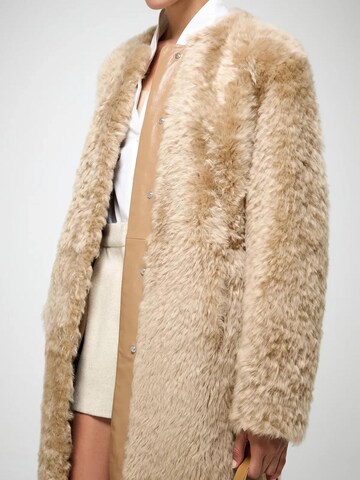 V S P Wintermantel 'Inesse' in Beige