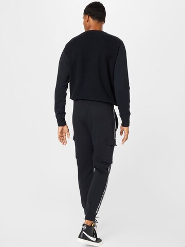 Tapered Pantaloni cargo di Nike Sportswear in nero